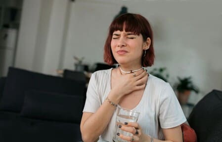 Женщина со стаканом в руке
